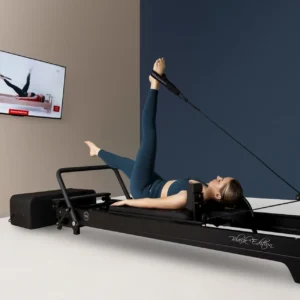 kobieta ćwiczy na łożku reformer.pozycja leżąca pilates wzmacniającą tylną taśmę
